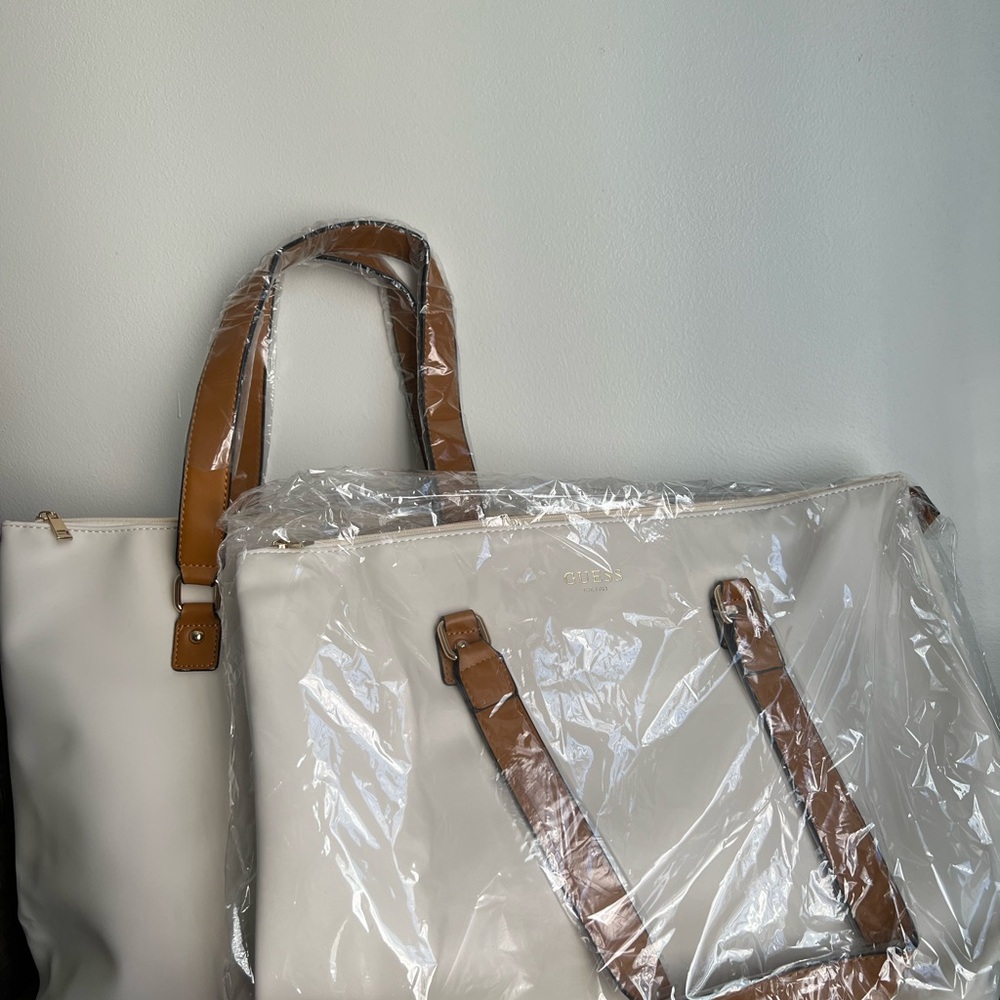 Guess White Tote Bag I have 2 of them $90 each New - Picture 3 of 4